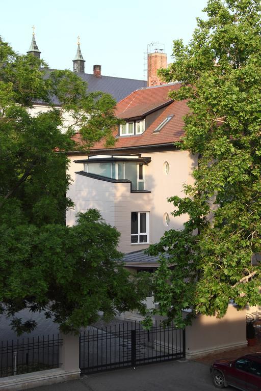 Szent Gellert Hostel Секешфехервар Экстерьер фото
