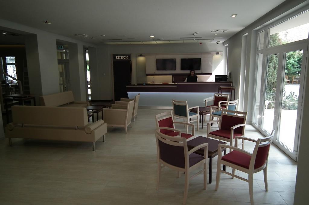 Szent Gellert Hostel Секешфехервар Экстерьер фото