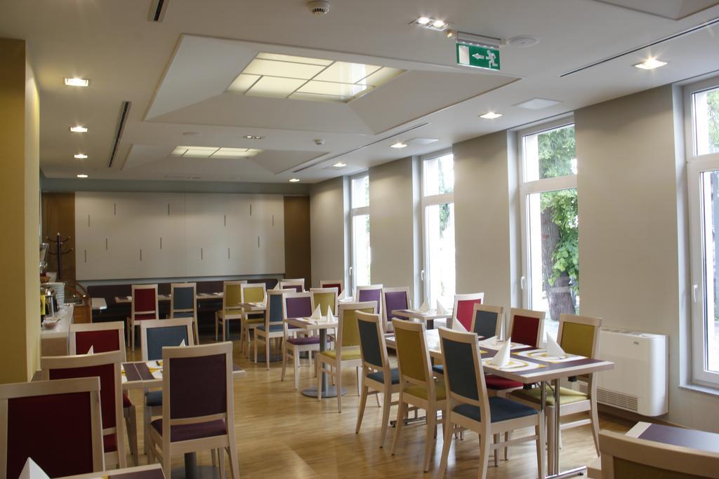 Szent Gellert Hostel Секешфехервар Экстерьер фото